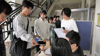 114學年度全校英語朗讀比賽照片-2