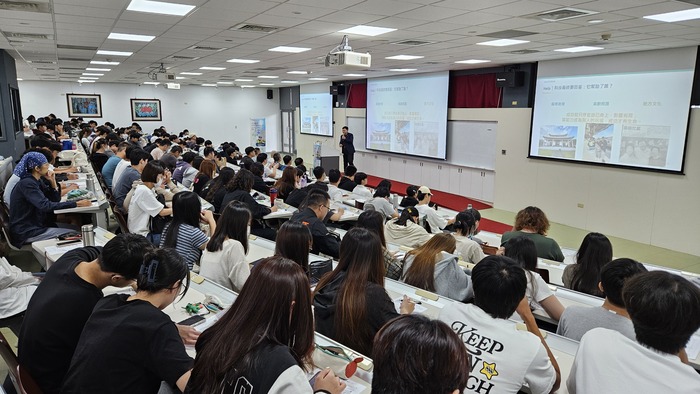 115-1東大講座-國立陽明交通大學電機學院王蒞君院長演講照片17圖片
